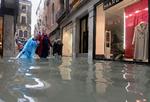 
    Det er en våd oplevelse at vandre rundt i fantastikske Venedig i disse dage.  (Andrea Merola/ANSA via AP)
   Andrea Merola/AP