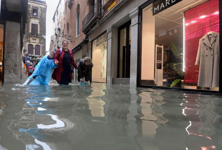 
    Det er en våd oplevelse at vandre rundt i fantastikske Venedig i disse dage.  (Andrea Merola/ANSA via AP)
   Andrea Merola/AP