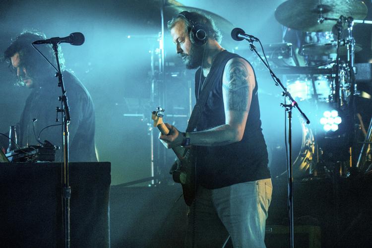 Justin Vernon er en musiker, der egensindigt baner sine helt egne veje. Næste gang må han gerne tage os andre med. (Foto fra koncert i Manchester, Tennessee) Arkivfoto Amy Harris