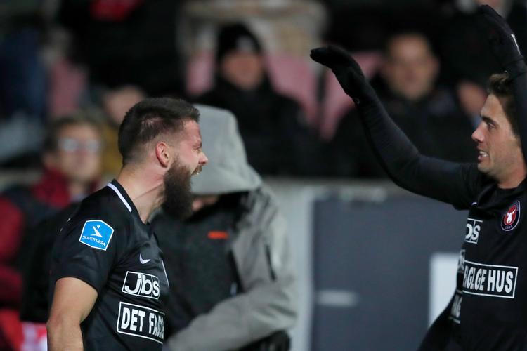 Med to mål og en vigtig 'redning' i eget straffesparksfelt gjorde Marc Dal Hende (tv.) en væsentlig forskel i kampen mod Brøndby. Jens Dresling/POLFOTO