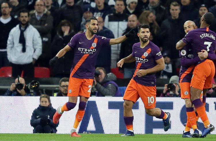 Efter at have scoret kampens eneste mål sendte Riyad Mahrez en hilsen til sin tidligere chef, Leicesters afdøde ejer. Tim Ireland/AP