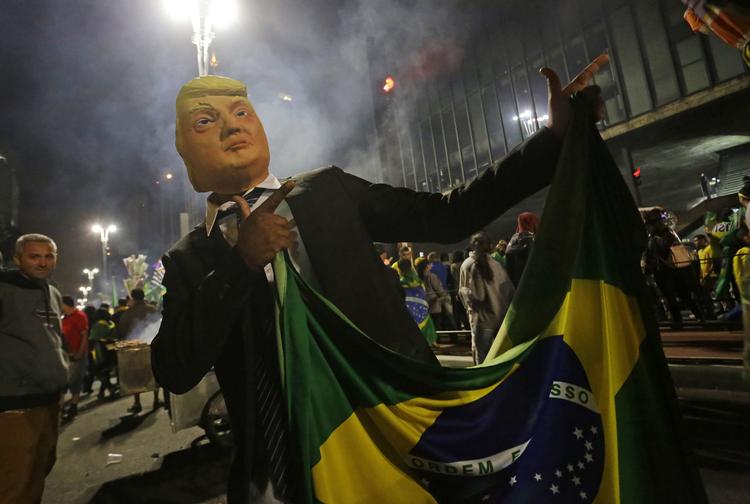 Jair Bolsonaro går under tilnavnet 'Tropiske Trump'. Nu vil han og den virkelige af slagsen styrke samarbejdet, meddeler Donald Trump på Twitter. Nelson Antoine/AP