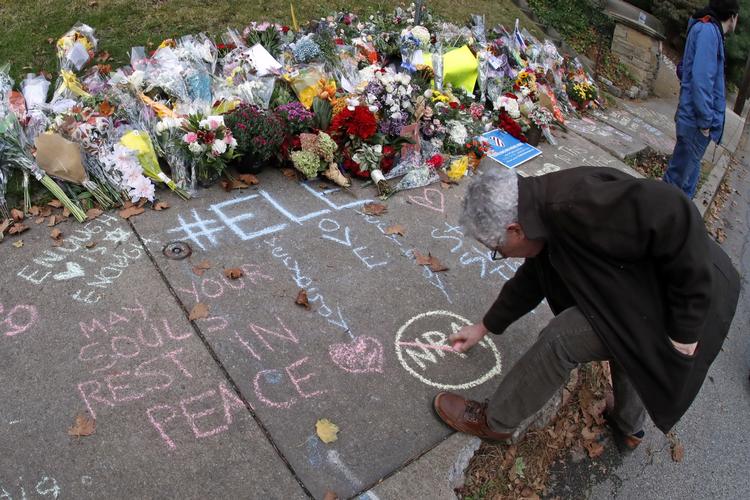 Med en uge til midtvejsvalget og tre attentater i baghovedet mener over halvdelen af amerikanerne i en undersøgelse, at Trump har opildnet hvide ekstremister. Gene J. Puskar/AP