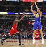 Golden State Warriors' Klay Thompson havde en heldig hånd fra trepointslinjen i NBA-kampen mod Chicago Bulls. Kamil Krzaczynski/AP