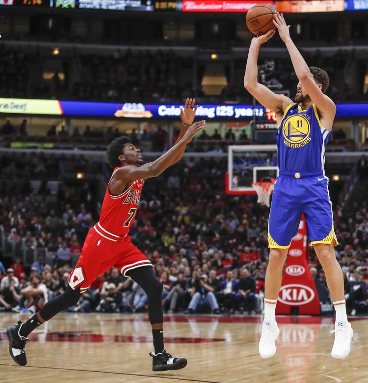 Golden State Warriors' Klay Thompson havde en heldig hånd fra trepointslinjen i NBA-kampen mod Chicago Bulls. Kamil Krzaczynski/AP