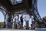 Turister i Paris skal huske at hilse pænt på franskmændene, ellers falder der brænde ned. Michel Euler/AP