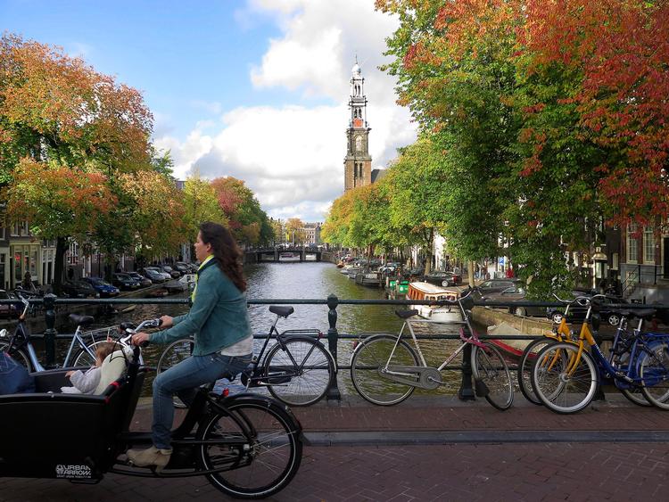 Amsterdam er fortsat en af de storbyer i Europa, hvor folk valfarter til som turister. Både med tog og fly. Margriet Faber/AP