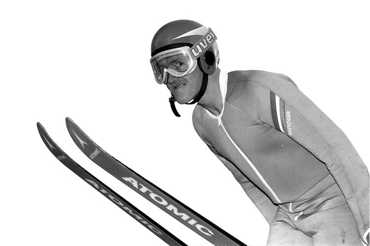 Den britiske fantast – og skihopper – Eddie ’The Eagle’ Edwards var det store nummer, da Calgary var OL-værter i 1988. ’Skidropperen’  sluttede sidste på både den store og den lille bakke. Polfoto/PA