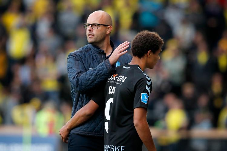 Sønderjyskes cheftræner Claus Nørgaard og Alexander Bah, da holdet leverede en lille sensation og sejrede 4-2 i Brøndby for halvanden måned siden. . Jens Dresling/POLFOTO