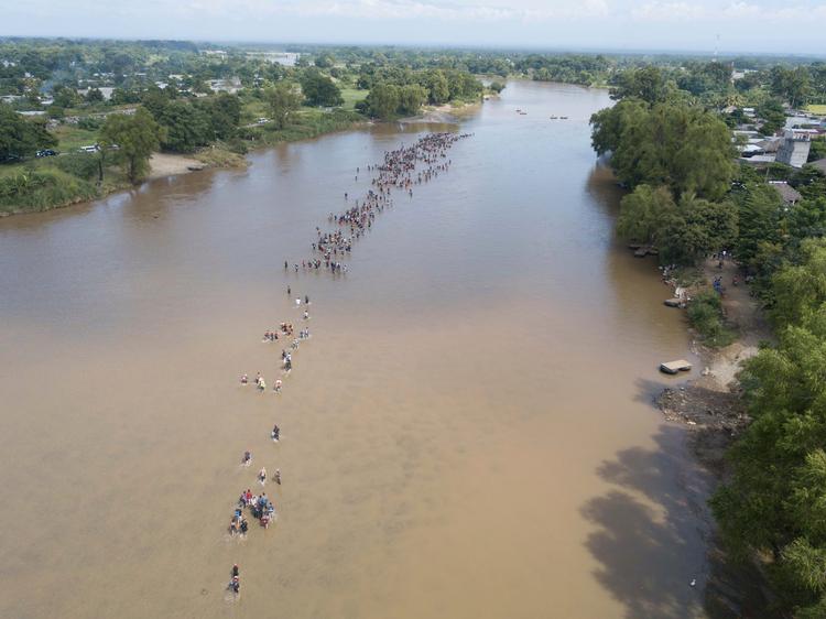 Der er hele tiden nye grupper af centralamerikanske migranter, som forsøger at komme fra deres hjemlande gennem Mexico til USA. Her forsøger flere hundrede at krydse en flod på grænsen mellem Mexico og Guatemala, hvor de mexicanske grænsebetjente forhindrer, at det sker i både og på tømmerflåder. Santiago Billy/AP