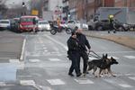 Søborg Hovedgade var tidligere i dag spærret af, og politiet eftersøgte området med hunde efter et knivoverfald tirsdag formiddag.  Jens Dresling/POLFOTO