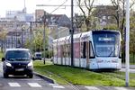 De splinternye tog på Aarhus Letbane har for tiden vanskeligt ved at klatre op ad Randersvej -  bladene falder af træerne. Finn Frandsen/POLFOTO