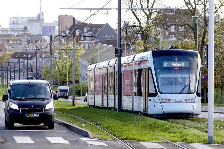 De splinternye tog på Aarhus Letbane har for tiden vanskeligt ved at klatre op ad Randersvej -  bladene falder af træerne. Finn Frandsen/POLFOTO