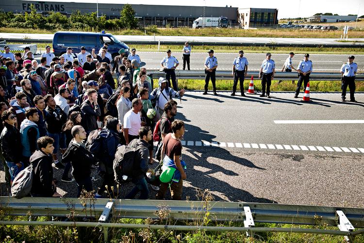 I 2014 fik en somaliske kvinde asyl i Danmark og fik efterfølgende sin familie familiesammenført. Året efter så man flygtningestrømme på danske motorveje, og året efter igen, i 2016,  blev det besluttet, at cirka 1.200 somaliske sager skulle genbehandles. Martin Lehmann/POLFOTO