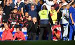 Vagter måtte holde Jose Mourinho tilbage, da United-manageren for 10 dage siden blev provokeret af en hånende Chelseatræner. Dylan Martinez/Ritzau Scanpix