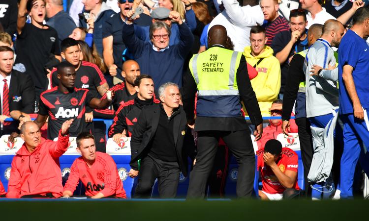 Vagter måtte holde Jose Mourinho tilbage, da United-manageren for 10 dage siden blev provokeret af en hånende Chelseatræner. Dylan Martinez/Ritzau Scanpix