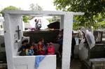 
   En familie søger læ mens organen Yutu hærger Phiilippinerne.  (AP Photo/Bullit Marquez)
   Bullit Marquez/AP