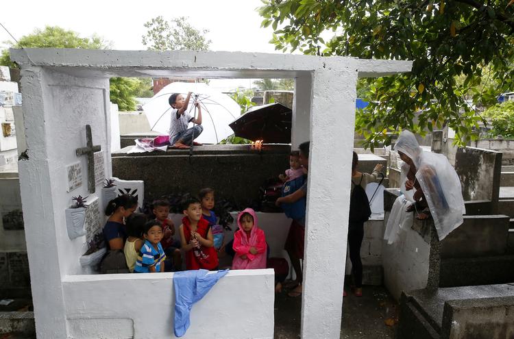 
   En familie søger læ mens organen Yutu hærger Phiilippinerne.  (AP Photo/Bullit Marquez)
   Bullit Marquez/AP