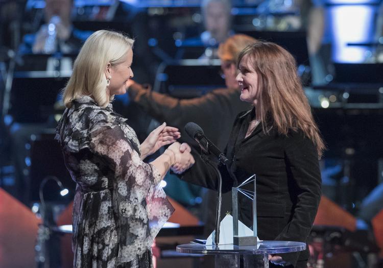 Den islandske Auður Ava Ólafsdóttir vandt her til aften Nordisk råds litteraturpris 2018 under Nordisk Råds prisgallla på Den Norske Opera. Pedersen, Terje/Ritzau Scanpix