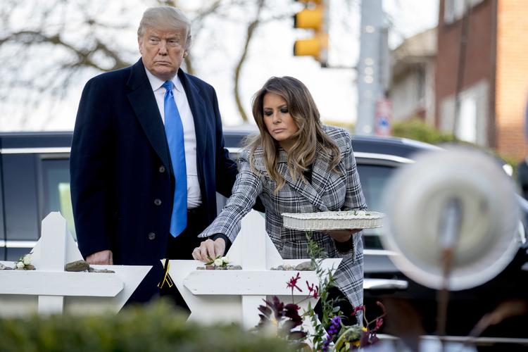 
    Jødiske organisationer langede før besøget i dag i Pittsburgh ud efter Trump og bad ham blive væk, hvis ikke han klart vil tage afstand fra ekstrem nationalisme med fokus på en identitet som hvide mennesker. (AP Photo/Andrew Harnik)
   Andrew Harnik/AP