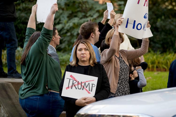 Demonstranter i gaderne omkring Tree of Life Synagogue i Pittsburgh protesterer mod præsident Donald Trumps besøg. Andrew Harnik/AP