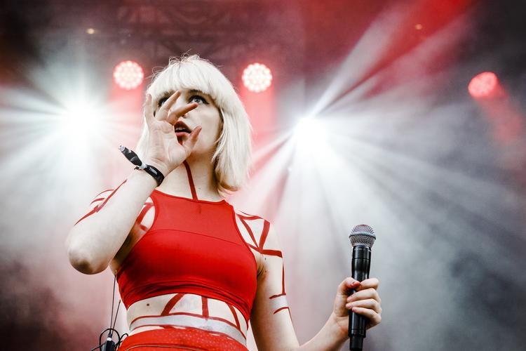 Som en anden scenograf bruger Lydmor musikken til at bygge fantastiske kulisser op, som man har lyst til lege heltinde i. Her spiller hun på Northside 2018.
   Per Lange/Ekstra Bladet