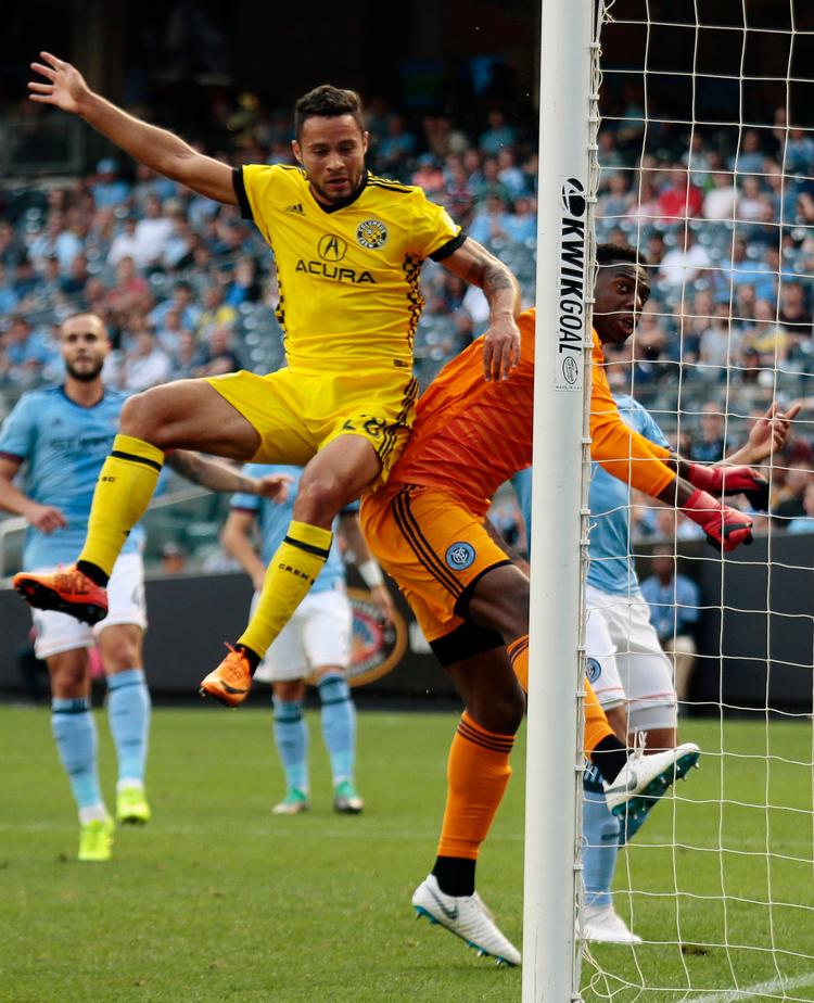 Niko Hansen i kamp for Columbus mod New York City FC tidligere i sæsonen. Andres Kudacki/AP