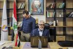 Eksiliranerne Habib Jabor (gråt hår) driver Ahwaz NA-tv sammen med Yaqoub Al Tostari fra lokaler i Ringsted. 
 Emma Sejersen/POLFOTO