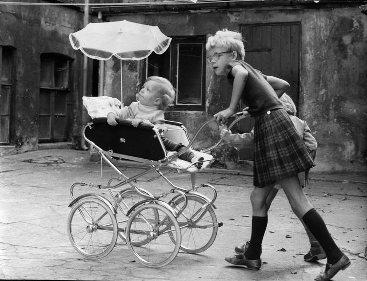 Sonjas mor Jytte Abildstrøm besøger Vesterbro Bibliotek for at fortælle anekdoter om den gamle serie. Pr-foto DR