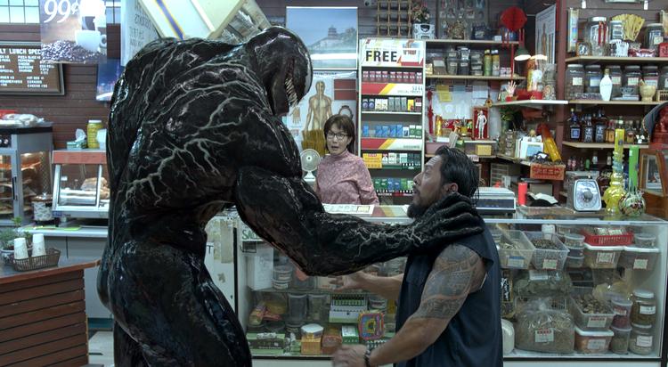 Tom Hardy spiller hovedrollen i 'Venom', som Kenneth Bøgh Andersen ikke er begejstret for.   Foto: Sony Pictures/AP/AP