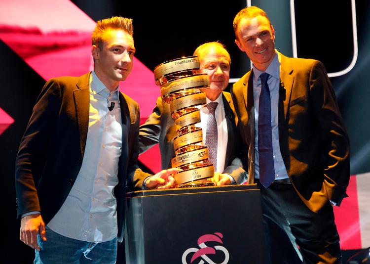 Årets Giro d'Italia-vinder Chris Froome (t.h.) var sammen med supersprinteren Elia Viviani (t.v.) og løbsdirektør Mauro Vegni blandt hovedpersonerne ved dagens præsentation af ruten for næste sæsons italienske rundtur. Matteo Bazzi/AP
