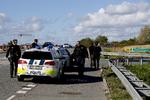 Politiet afspærrede hele Sjælland og mange biler holdt i kø forskellige steder på motorvejen. Årsagen var PET's frygt for et angreb mod enkeltpersoner. Her politi og betjente ved Hedehusene. Finn Frandsen/POLFOTO