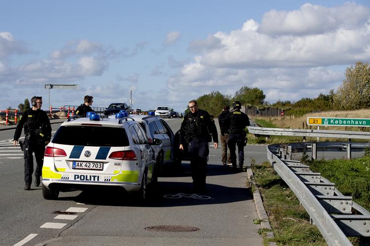 Politiet afspærrede hele Sjælland og mange biler holdt i kø forskellige steder på motorvejen. Årsagen var PET's frygt for et angreb mod enkeltpersoner. Her politi og betjente ved Hedehusene. Finn Frandsen/POLFOTO