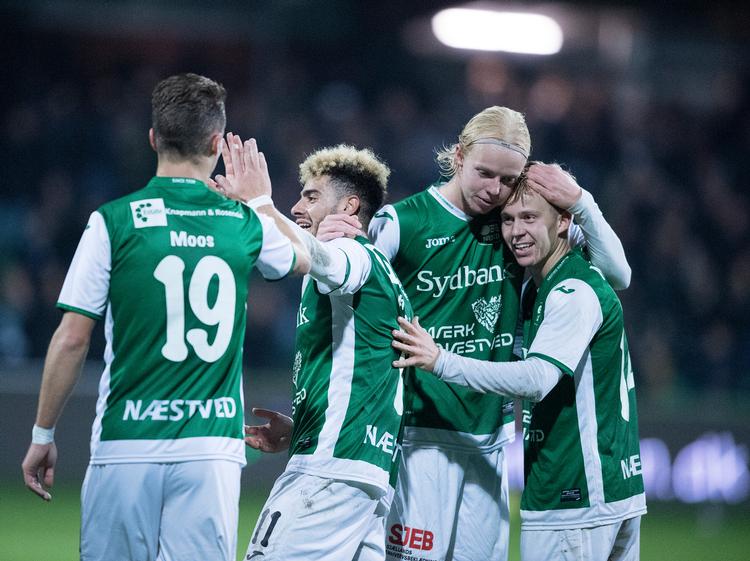Næstveds sejr over AGF bliver fejret af Andreas Moos, Souheib Dhaflaoui, Peter Therkildsen og Tobias Christensen. Claus Bech/Ritzau Scanpix