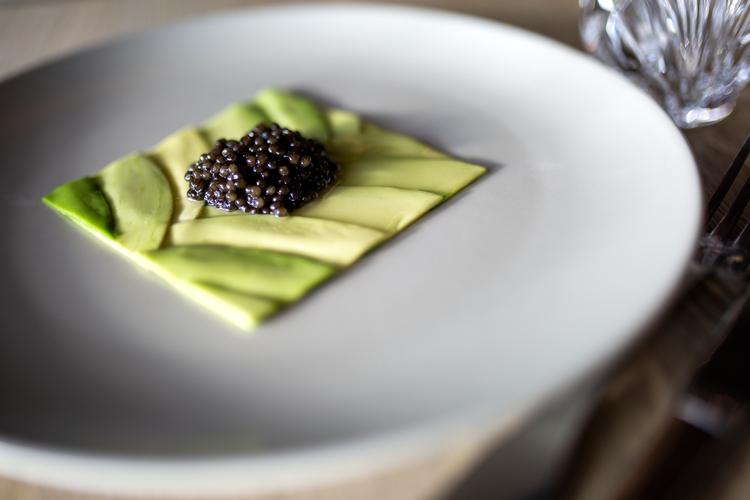I en af Bo Bechs seneste bøger fylder opskriften på avokado, mandelolie og kaviar hele 78 sider. Tre ingredienser, 78 sider. Men der er tænkt dybt og længe over retterne på Geist, og det kan man mærke, når man spiser maden. Andreas Haubjerg/POLFOTO
