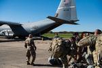 Soldater fra en militærbase i Kentucky på vej til grænsen til Mexico for at tage del i grænsebevogtningen. Airman 1st Class Zoe Wockenfuss/AP