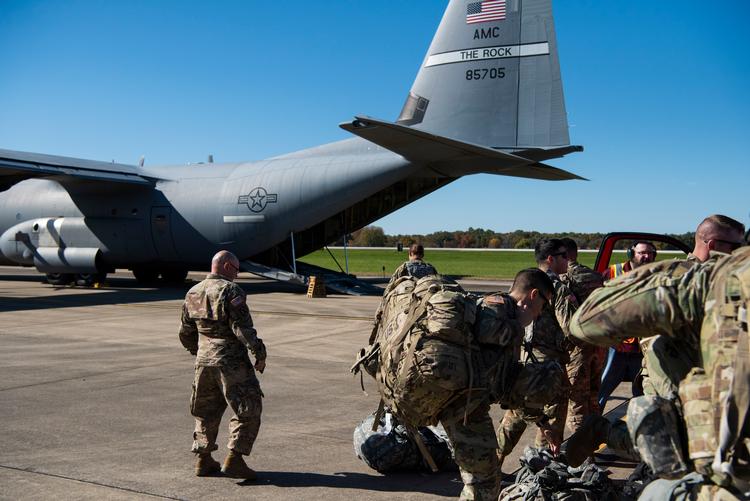Soldater fra en militærbase i Kentucky på vej til grænsen til Mexico for at tage del i grænsebevogtningen. Airman 1st Class Zoe Wockenfuss/AP