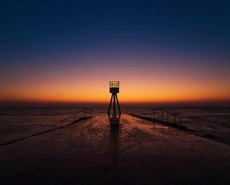 Solopgang ud over Øresund set fra den populære badestrand Bellevue nord for København. Foto: @max.travels