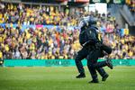 Kampklædt politi på banen og på vej ned for at støtte kollegaerne i forbindelse med kampen mellem Brøndby og FCK i august 2017. Foto: Jens Dresling Jens Dresling/POLFOTO