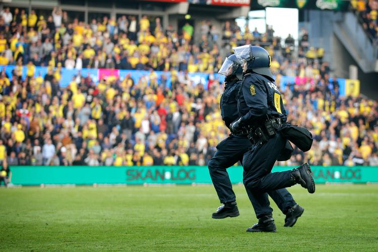 Kampklædt politi på banen og på vej ned for at støtte kollegaerne i forbindelse med kampen mellem Brøndby og FCK i august 2017. Foto: Jens Dresling Jens Dresling/POLFOTO