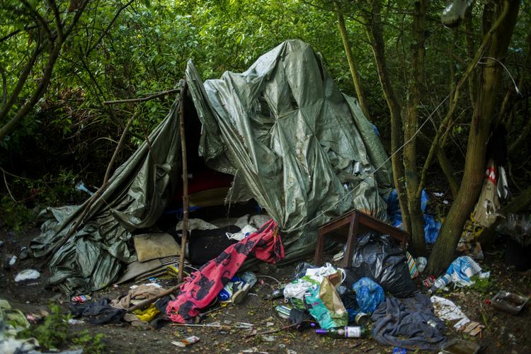 Det er uhumske lejre som denne i en københavnsk park, lovændringen om utryghedsskabende lejre skulle ramme. Men den ramte også en rumæner, der sov for sig selv i Købmagergade. Om det er i orden, skal landsretten nu afgøre. Mads Nissen/POLFOTO