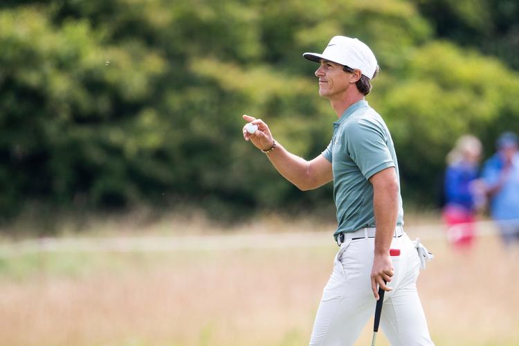 Med birdies på 4., 7., 9. 12., 14. og 15. hul kravlede Thorbjørn Olesen op gennem stillingen og sluttede førstedagen i Tyrkiet på en delt andenplads. Marcel Kusch/AP