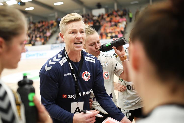 Esbjergtræner Jesper Jensen ville i første omgang protestere mod en fejldom mod sin målvogter Sandra Toft i kampen mod Odense, men siden ombestemte klubben sig. Carsten Bundgaard/Ritzau Scanpix