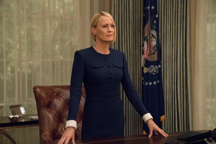 Robin Wright har ingen problemer med at bære sjette og sidste sæson af 'House of Cards', der dog bliver lidt kedelig, skriver udenlandske anmeldere. David Giesbrecht/Netflix