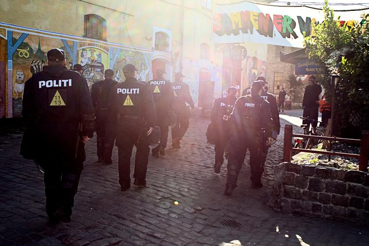 Politiet ankommer til en af mange rydningsaktioner i Pusher Street på Christiania. Jakob Jørgensen/POLFOTO