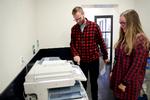 Amerikanske Stephen Ahern, der er bosiddende i Danmark, trykker på start på Politikens fax – og faxer sin 5 sider lange stemmeseddel til midtvejsvalget i USA. Bagsiden hjælper gerne andre amerikanske borgere med at stemmefaxe  - og det er ikke et krav, at man har koordineret sin garderobe med bagsideredaktøren. Jens Dresling/POLFOTO