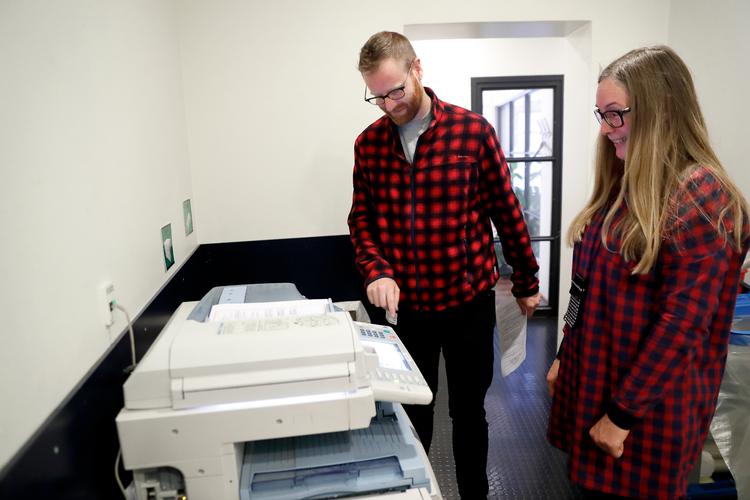 Amerikanske Stephen Ahern, der er bosiddende i Danmark, trykker på start på Politikens fax – og faxer sin 5 sider lange stemmeseddel til midtvejsvalget i USA. Bagsiden hjælper gerne andre amerikanske borgere med at stemmefaxe  - og det er ikke et krav, at man har koordineret sin garderobe med bagsideredaktøren. Jens Dresling/POLFOTO
