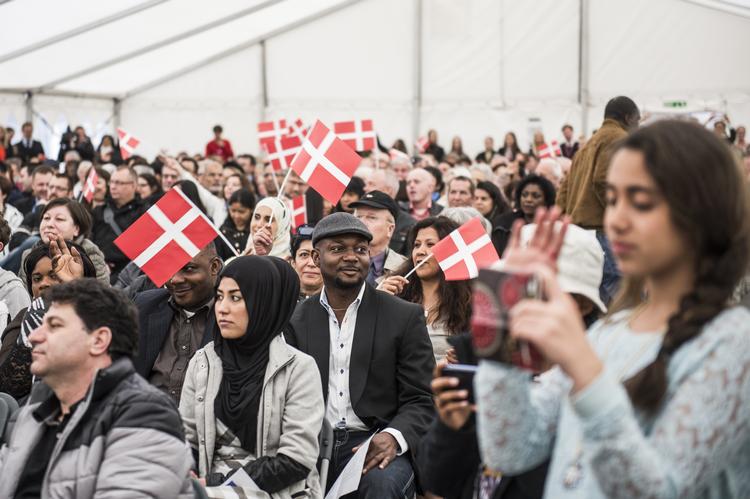 Fejring af nye statsborgere i Folketinget. Der er blevet længere mellem de muslimske borgere, som får tildelt statsborgerskab, og det glæder Dansk Folkeparti. »Jeg er stilfærdig tilfreds med, at det går ned ad, men det er jo ikke nok for os overhovedet«, siger partiets indfødsretsordfører, Christian Langballe. Sebastian Buur Gunvald/POLFOTO