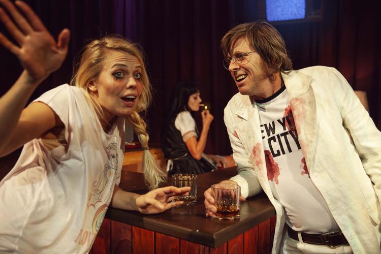 Selvmordsblondinen og beatlen med skudsår nyder en kort fredens stund, før kampen på liv og død fortsætter (Anna Stokholm og Gerard Carey Bidstrup). Daniel Buchwald