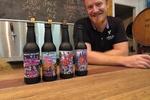 Luke Yardley er manden bag mikrobryggeriet Yardley Brothers. Her fremviser han stolt sine fire typer af flaskeøl, hvoraf Hong Kong Bastard til venstre er præmieret med to priser. Sune Højrup Bencke